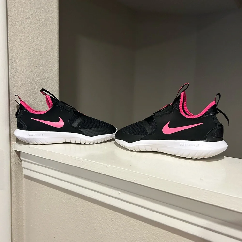 Nike Flex Runner Size Youth 4.5Y Women's 6 Black Running Sneakers AT4662-006